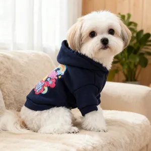 Felpa con cappuccio blu navy per cani con ricamo arcobaleno su cane maltese