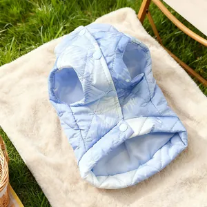 Detail der blauen gesteppten Haustierweste mit Sternenmuster und Druckknöpfen im Freien