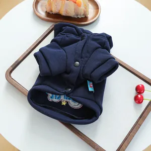 Dettaglio felpa con cappuccio blu per animali con bottoni a scatto e ricamo a stella