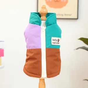 Gilet invernale per animali a quadri colorati con patch di lettere e cerniera