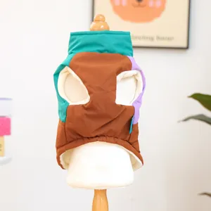 Dettaglio del gilet color-block per animali con fodera in pile e cuciture curate