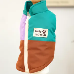 Dettaglio del gilet impermeabile per animali con cerniera e ricamo belly rub club