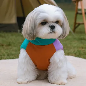 Gilet tricolore per cani piccoli e gatti in un ambiente da campeggio all'aperto