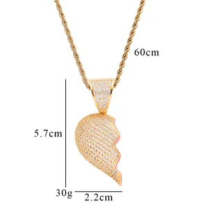 Ciondolo a cuore hip hop dorato con pavé di zirconi e smalto rosa su catena a corda