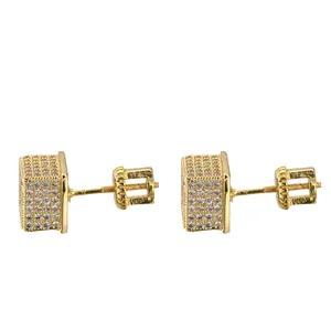 Detailsicht der goldenen quadratischen Zirkonia-Ohrstecker mit sicherem Schraubverschluss