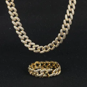 Dettaglio del set collana e bracciale Cuban Link 20mm dorato con zirconi incastonati