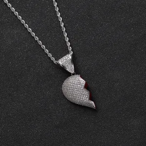 Dettaglio del ciondolo cuore spezzato argento con bordo rosso e catena rope