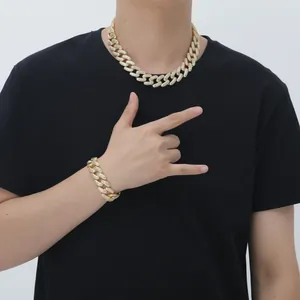 Dettaglio di collana e bracciale a catena cubana oro 20mm con zirconi stile hip hop