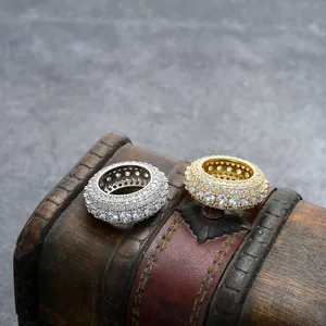 Bagues hip-hop serties de cinq rangées de zircons en or et argent sur bois
