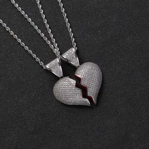 Primo piano della collana con ciondolo a cuore hip hop con scintillanti cristalli micro-pave
