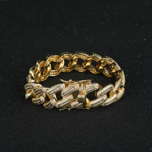 Dettaglio ravvicinato della catena cubana 20mm dorata con zirconi luccicanti