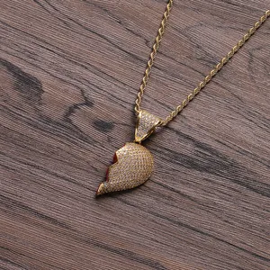 Collana hip hop con ciondolo a mezzo cuore dorato e zirconi su catena a corda