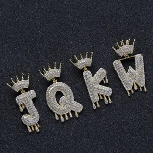 Detail von vergoldeten Kronen-Alphabet-Anhängern J, Q, K, W mit Zirkonia-Mikropflaster