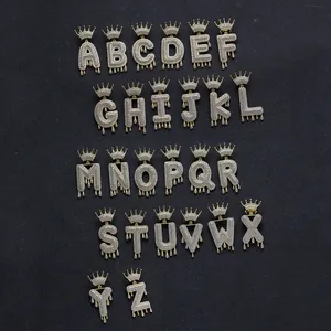 Detailansicht der 26 tropfenden Goldkronen-Alphabet-Anhänger mit Mikropavé-Zirkonia