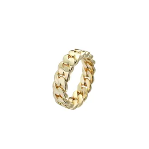 Macrodetail van 6mm-10mm gouden cubaanse ring met gepolijste afwerking en metaaltextuur