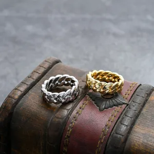 Detailopname van 6mm-10mm goud en zilveren Cubaanse schakelringen met gepolijste glans