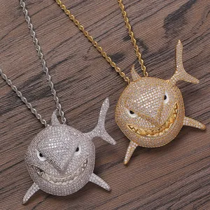 Detailaufnahme von eisgekühlten Haifisch-Anhängern in Gold und Silber mit Seilketten