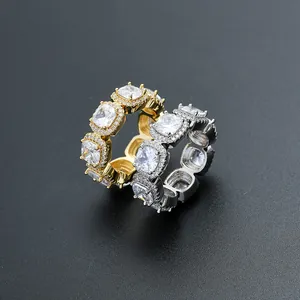 Dettaglio di anelli con zirconi quadrati in oro e argento con incastonatura halo