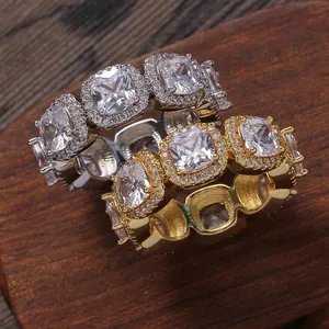 Anello hip hop con zirconi quadrati e pavé di diamanti nei colori oro e argento