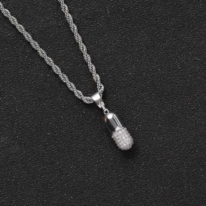 Colgante de cápsula hip-hop con circonitas blancas pavé y cadena de cuerda trenzada