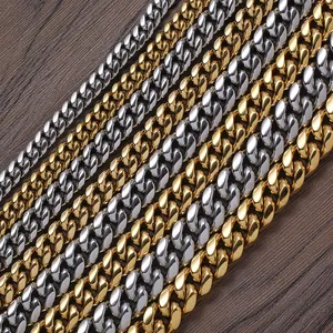 Vista macro di collane a catena cubana in oro e argento con varie larghezze