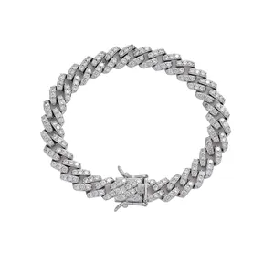 Detailansicht eines 10mm Silber-Cuban-Armbands mit mikroverlegtem Zirkonia-Besatz