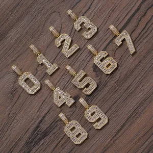 Detailansicht der Zahlenanhänger 0-9 mit Zirkonia-Inlay auf dunklem Holzhintergrund