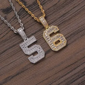 Detail von Gold- und Silber-Zahlenanhängern 5 und 6 mit Zirkonia an einer Kordelkette