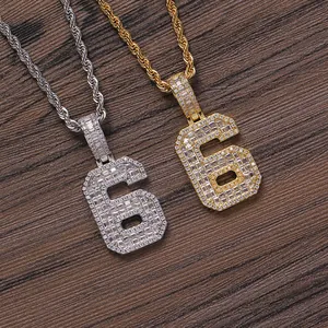 Nahaufnahme von Hip-Hop-Zahl 6 Anhängern in Gold und Silber mit Baguette-Zirkonia