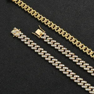 Details einer 10mm Cuban-Kette mit Gold-Finish und Zirkonbesatz inklusive Sicherheitsverschluss