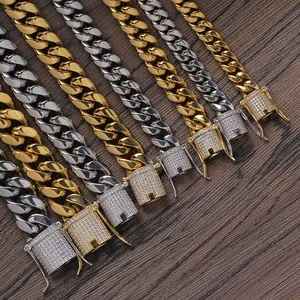 Dettaglio di catene cubane oro e argento con chiusure in diamanti micro-pave su legno