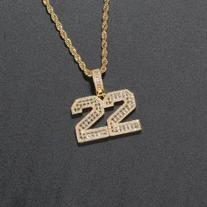 Makroansicht des goldenen Nummer 22 Anhängers mit Zirkonia und Kordelkette