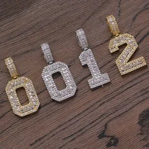 Iced Out Hip-Hop-Zahlenanhänger 0 1 2 mit Zirkonia-Steinen auf dunklem Holz-Hintergrund