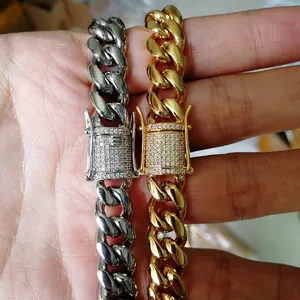 Dettaglio di catene Cuban Link oro e argento con chiusura quadrata micropavé di strass