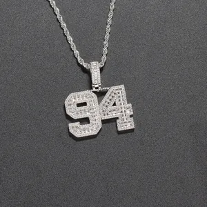 Makroaufnahme der silbernen Zahl 94 Anhänger mit Zirkonia-Steinen an einer Kordelkette