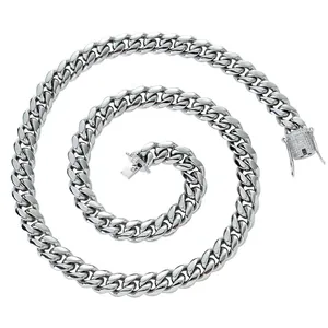Collana a catena cubana argento da uomo con chiusura a scatola micro pavé ghiacciato