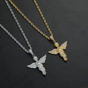 Detail von Hip-Hop-Engel-Anhängern in Gold und Silber mit Zirkon-Kordelkette