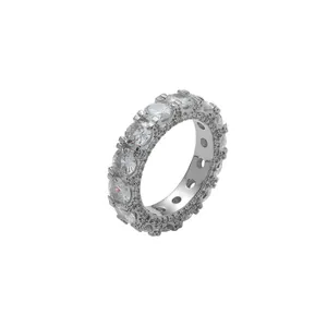 Anello eternity hip hop classico con zirconi incastonati a griffe e pavé laterale