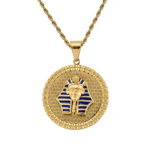Détail du pendentif pharaon doré avec émail bleu sur une chaîne en corde torsadée