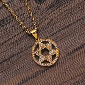 Nahaufnahme der goldenen Hexagramm-Kette mit weißen Kristallen im Hip-Hop-Stil
