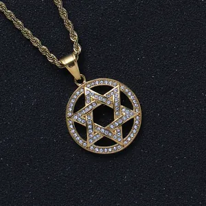 Nahaufnahme des goldene Hexagramm-Anhängers mit Kristallen und passender Kordelkette