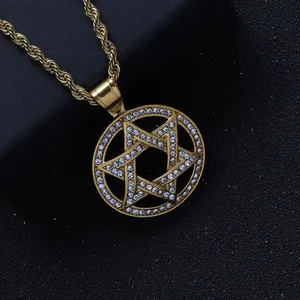 Detailansicht eines goldenen Hip-Hop-Hexagramm-Anhängers mit Kristallen und Kordelkette