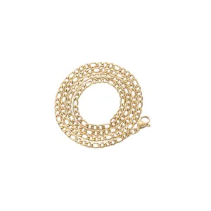 Detail einer 3mm goldenen Figaro-Kette mit Karabinerverschluss auf weißem Grund