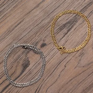 Detail von 3mm Edelstahl-Figaroketten mit sicherem Karabinerverschluss in Gold und Silber