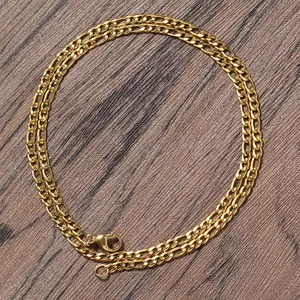 Detail einer 3mm goldfarbenen Figaro-Kette aus Edelstahl mit sicherem Karabinerverschluss
