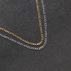 Makroaufnahme von 3mm Figaro-Ketten in Gold und Silber mit polierter Oberfläche