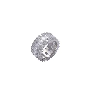 Détail d'une bague hip hop en argent sertie de zircons rectangulaires et ronds en pavé