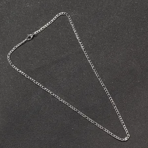 Detailansicht der 3mm Figaro Edelstahlkette mit Karabinerverschluss auf schwarzem Grund