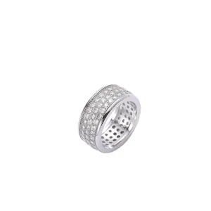 Anello hip hop argento con quattro file di zirconi e bordi perlati su sfondo bianco