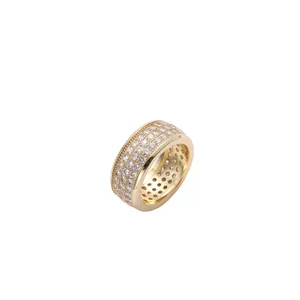 Dettaglio macro dell'anello hip hop dorato con cinque file di zirconi micro-pavé